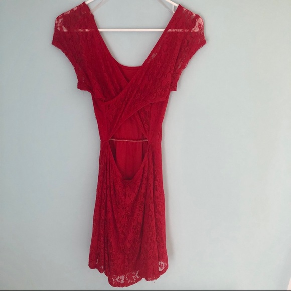 Keyhole back, red lace dress - Picture 2 of 2